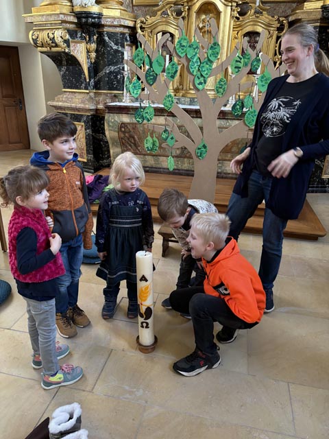 Kaisten: Chiki-Team bastelt Frühlingsbaum