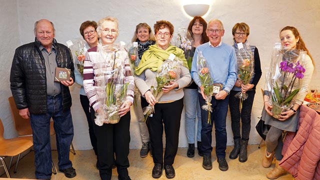 Die überraschten Mitglieder mit ihren Geschenken. Es fehlt Rolf Hasler. Foto: Rolf Hasler