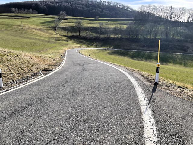 Die Kantonsstrasse zwischen Passbeizli Staffelegg und Thalheim muss saniert werden. Foto: zVg