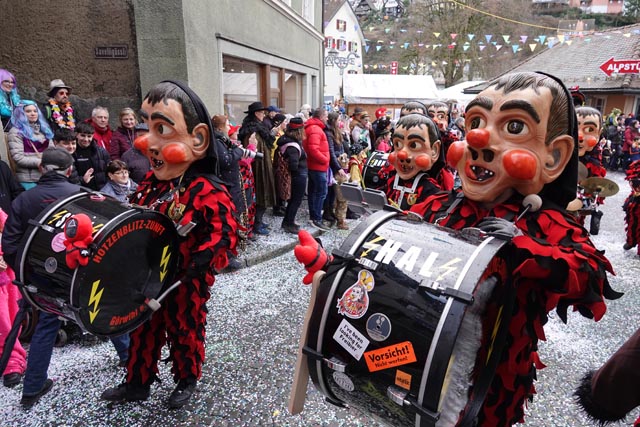 Grosse Köpfe. Die Guggenmusik der Hotzenblitzzunft aus dem Hotzenwald. Foto: Peter Schütz