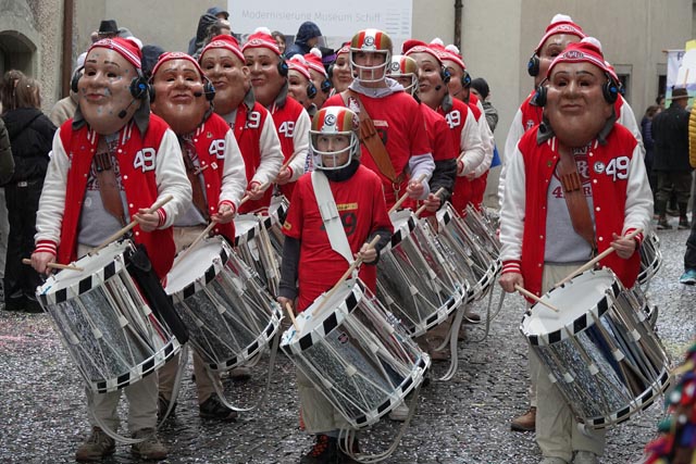 Im Gleichschritt. Das Laufenburger Tambourencorps am grenzüberschreitenden Umzug am Sonntag. Foto: Peter Schütz