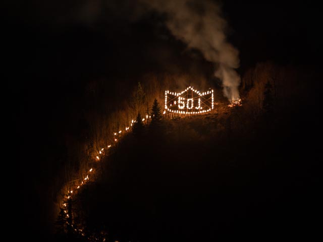 Neben dem Sujet «50 Jahre Restaurant Krone Wittnau» der Oberen auf dem Limperg ist bereits der Start des Fachtelzugs zu sehen. Foto: Alex Uehlinger, Wittnau