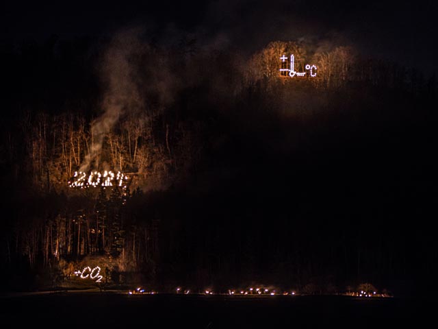 Die Gesamtansicht mit allen drei Feuerbildern der Unteren: oben der Thermometer, in der Mitte die Jahreszahl und unten der Schriftzug «CO2». Foto: Alex Uehlinger, Wittnau