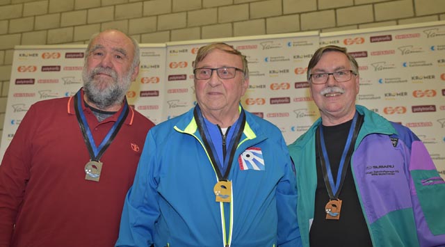 Mit einer überragenden Leistung gewann der 79-jährige Niklaus Birchmeier (Mitte) bei den Aufgelegt-Seniorveteranenschützen vor Willi Huwiler (links) und Willi Gloor. Foto: wr