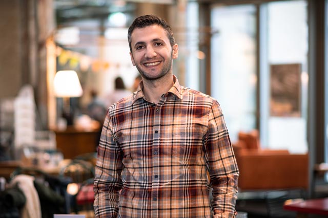 Niyazi K. engagiert sich freiwillig im Kids Kafi in der Aeschbachhalle. Der Einsatz bereitet ihm Freude und durch den Austausch mit den grossen und kleinen Besucher:innen kann er seine Deutschkenntnisse verbessern. Foto: Seraina Stettler