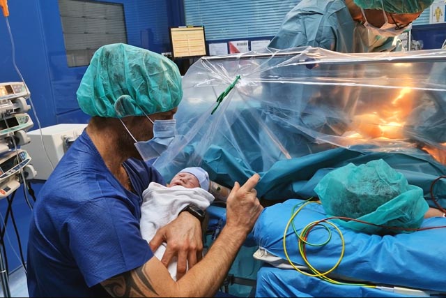 Fenster-Sectio: Die Gebärende hat freien Blick auf ihren Bauchbereich und somit jederzeit Blickkontakt zu ihrem Baby. Foto: ksb