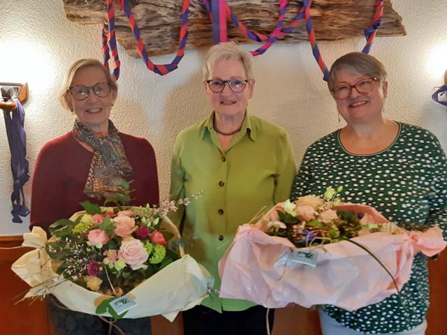 Von links: Beatrice Rehmann, 70 Jahre; Josy Müller, Präsidentin; Heidi Amsler, 30 Jahre. Foto: zVg