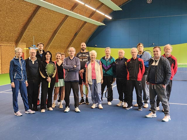Vereinsmitglieder des Tennis-Club Kaftwerk Laufenburg (TC KWL) freuen sich mit dem Projektleiter Daniel Lüscher (zweiter von links) über den neuen US Open-Bodenbelag in der Halle. Foto: zVg