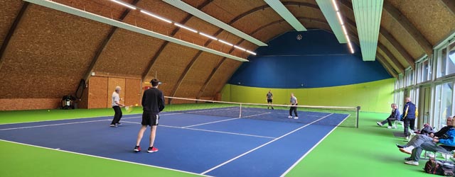 Der modernste Hallenbelag in der ganzen Region: Spielszene auf dem US Open-Bodenbelag in der Tennishalle des TC KWL. Foto: zVg