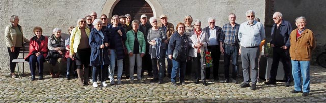 Die Rheinfelder Senioren vor der Johanniterkapelle. Foto: Robi Conrad 
