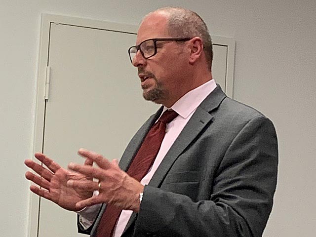 Lebhafte Debatte: SVP-Präsident Dimitrios Papadopoulos moderiert die Diskussion zur «Neuen Mitte». Foto: zVg