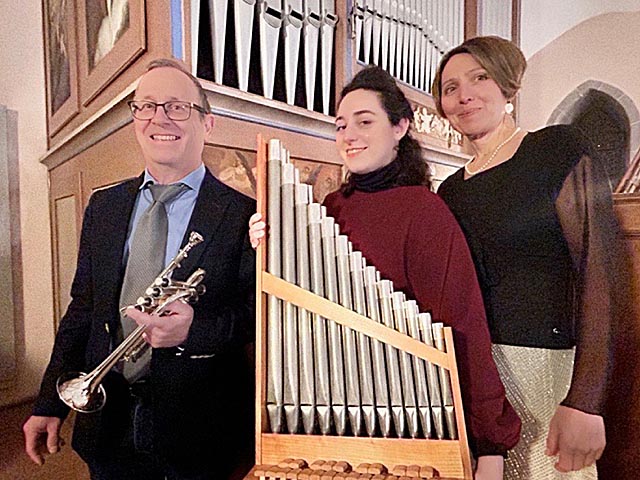 Von links: Renald Müller (Trompete), Cristina Raurich (Orgel) und Sandra Rohrer Sacher (Sopran). Foto: zVg