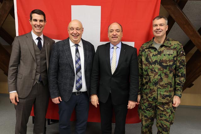 Abschiedsapéro mit (von links) Ständerat Thierry Burkart, Oberst Rolf Stäuble, Landammann Markus Dieth und Korpskommandant Hans-Peter Walser. Foto: zVg
