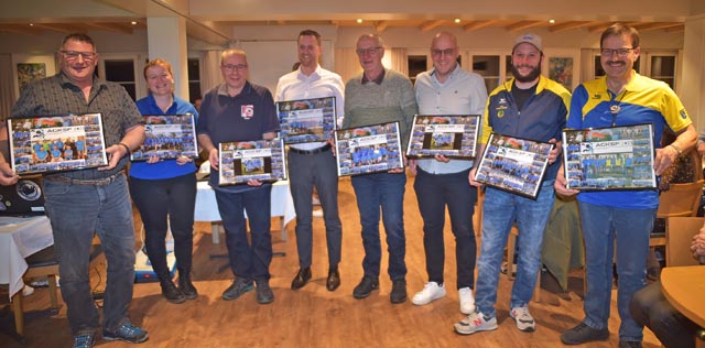 Die Vertreter der acht Trägervereine erhielten ein Erinnerungsbild und eine Gewinnbeteiligung. Foto: wr