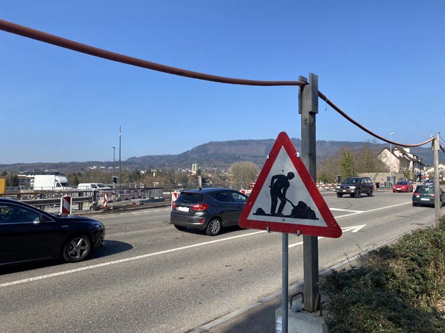 Nach einigen Verzögerungen – erst war von einem Ende der Bauarbeiten an der Brücke im Herbst 2023 die Rede – wird das Baustellenschild wohl bald verschwinden. Foto: Sonja Fasler 