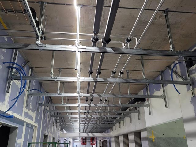 Innovatives Befestigungssystem im Neubau des KSB: Die Hilti Schweiz AG hat für die HLKSE-Gewerke neue Halterungssysteme entwickelt. Foto: zVg