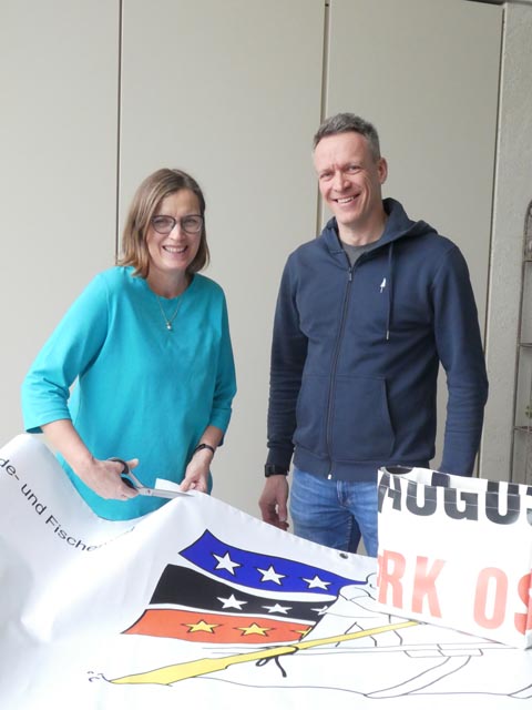 Bernadette De Bona und Roman Ackeret beim Zuschneiden der Blachen. Foto: Eveline Ackeret