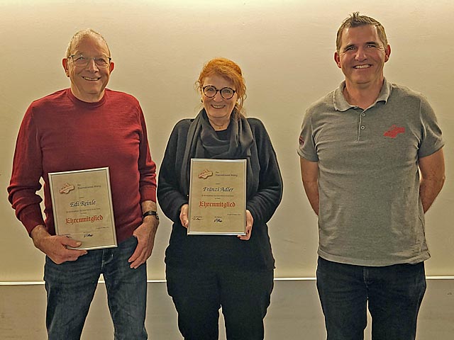 Die beiden neuen Ehrenmitglieder Fränzi Adler und Edi Reinle mit dem Vereinspräsidenten Ruedi Meyer. Foto: zVg