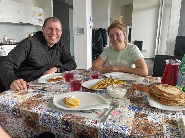 Das Ehepaar Tonia und Yuri Melnychuk in ihrer Wohnung in Möhlin. Foto: Lilia Staiger