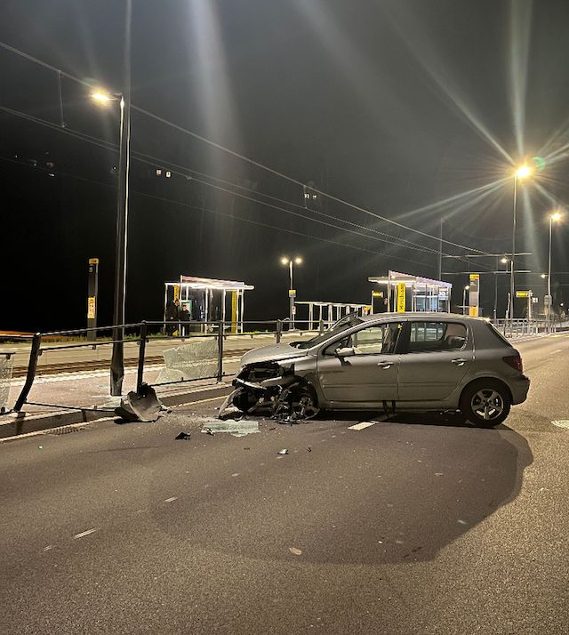 Niederdorf, BL: Autolenkerein fährt in Geländer