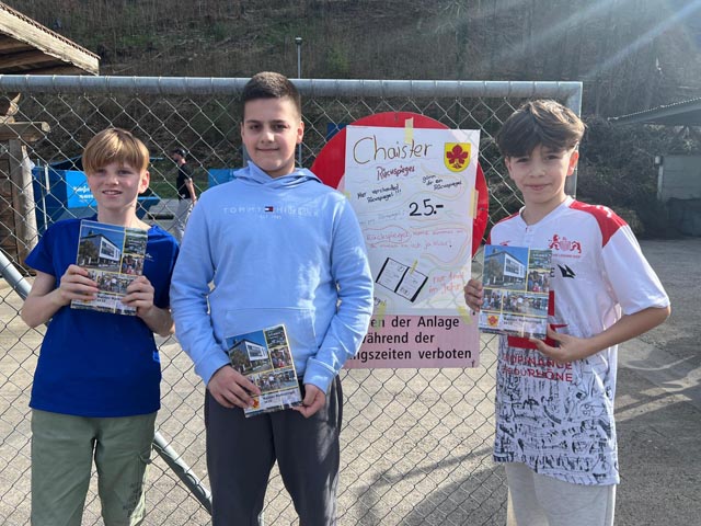 Der Verkauf durch die Fünftklässler hat begonnen... Foto: Urs Müller