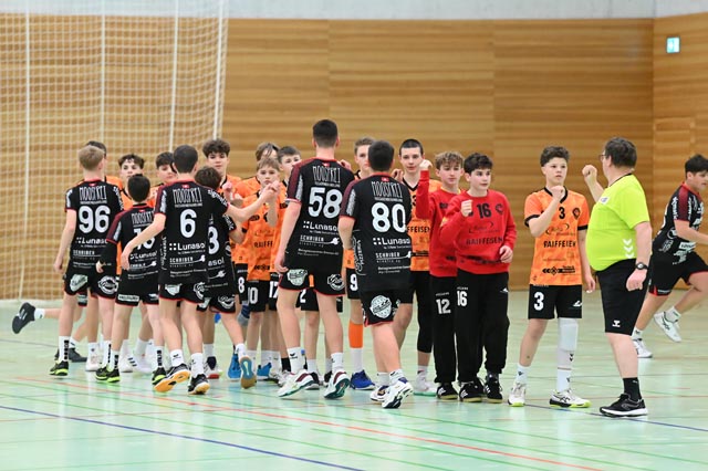 Die Junioren der MU15 begrüssen das Team aus Emmen. Foto: Christine Steck