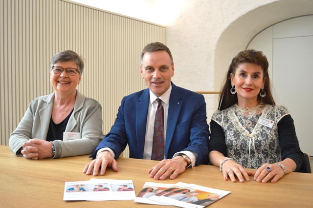 Anja Gestmann (links) und Regula Kiechle setzen sich im Austausch mit Regierungsrat Jean-Pierre Gallati für betreuende Angehörige im Aargau ein. Deren wichtige Entlastung muss finanziert werden. Foto: zVg