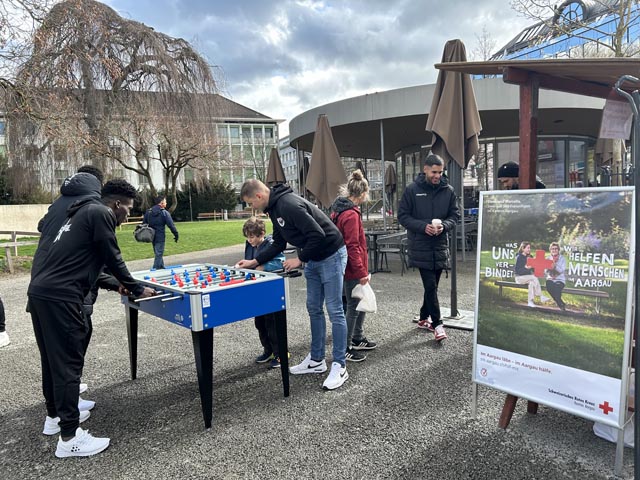 m Wochenmarkt in Aarau wurden die Werbeplakate zum ersten Mal gezeigt. Der FC Aarau unterstützte das Aargauer Rote Kreuz dabei. Die Fussballer verteilten Autogramme und spielten gegen die Marktbesucherinnen und -besucher Tischfussball. Foto: zVg