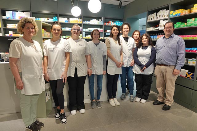 Das Team um Olivier Kreis (rechts), freut sich über die neue Löwen-Apotheke an der Hauptstrasse 41 in Frick. Foto: Peter Schütz