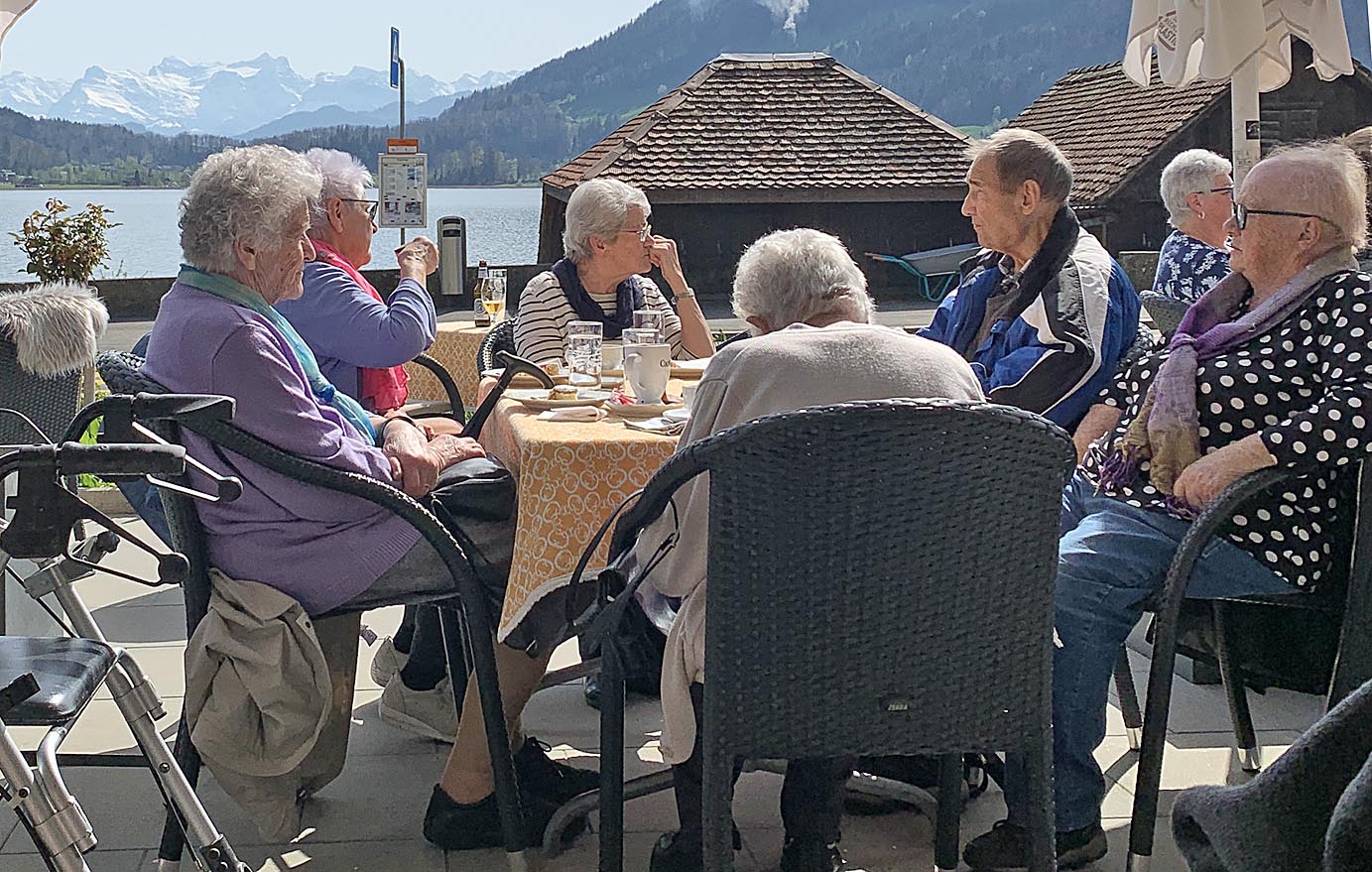 Zwischenhalt am Ägerisee mit Schneebergen. Foto: Priska Fuchs
