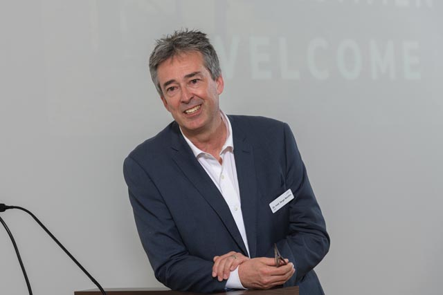 Barmelweid-CEO Dr. med. Serge Reichlin gratulierte Susann Koalick zum Jubiläum und lobte ihren fortwährenden Einsatz im Bereich der Tabakprävention. Foto: Werner Rolli