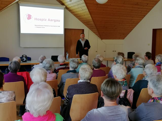 Lars Hollerbach erzählt den Frauen über das Hospiz Aargau in Brugg. Foto: zVg