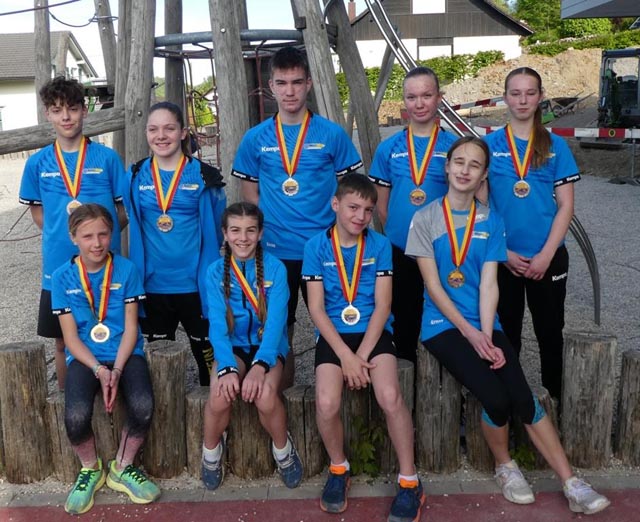 Die Mädchen und Knaben aus Stein, die mit einer Medaille belohnt wurden. Foto: zVg