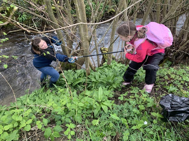 Ausgerüstet mit Stiefeln und Greifzangen wurde der Helliker Bachrand gesäubert. Foto: zVg