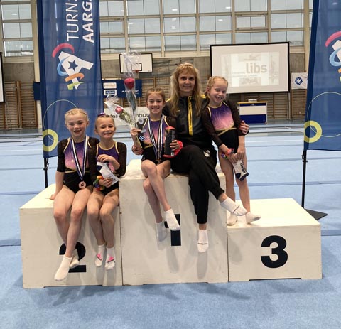 Jene vom Samstag mit der Trainerin Bettina Zaugg. Foto: zVg 