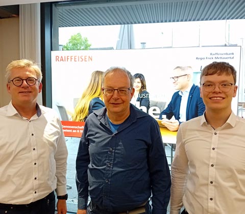 Bild (von links): Marc Jäger, Vorsitzender der Bankleitung bei Raiffeisen Regio Frick-Mettauertal, Martin Waldis, Präsident SLRG Fricktal, und Pascal Lüthy, Jugendleiter und Kassier SLRG Fricktal. Foto: zVg