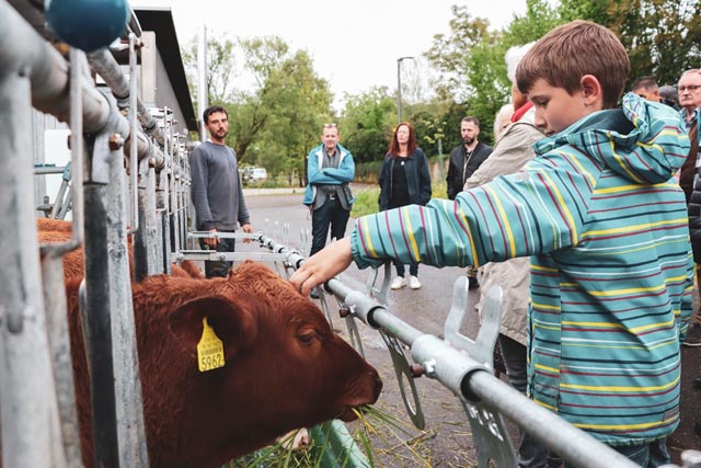 Zur Veranstaltung gehörte eine Führung, die unter anderem das Thema Tierhaltung beinhaltete. Foto: zVg