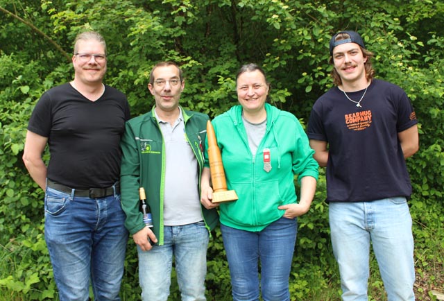 Zweites Bild (v.l.): Michael Kneubühl, Claude Chenaux, Irma Huser, Luis Kneubühl, Sieger Gruppenwettkampf mit der Gruppe Fanclub «Holz und ich» (nicht auf dem Bild Timon Kaiser). Foto: zVg