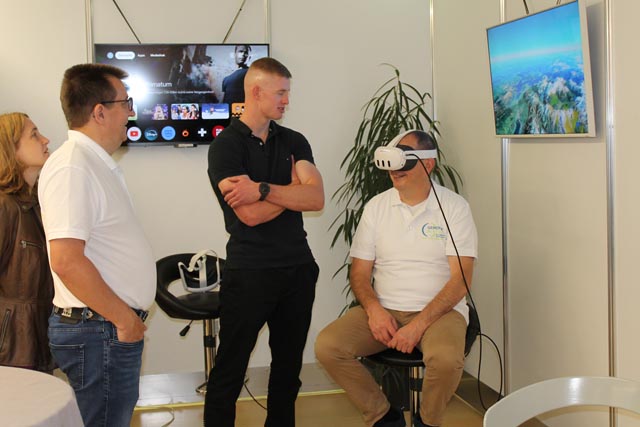 Endecken und Ausprobieren: Die Welt durch die VR-Brille. Foto: Sonja Fasler