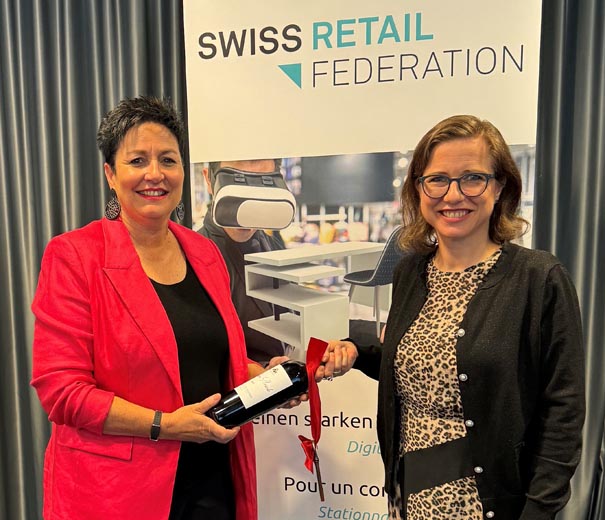 Die neue Präsidentin Daniela Schneeberger und ihre Vorgängerin Christa Markwalder bei der Schlüsselübergabe. Foto: zVg