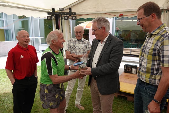 Am Festakt freuten sich über 50 Jahre Sissler Hallenbad die Geehrten Jules Hasler und Walter Rech mit Karl Widmer, Regierungsrat Alex Hürzeler und Vizeammann Ralf Dümpelmann (von links). Bild Peter Schütz