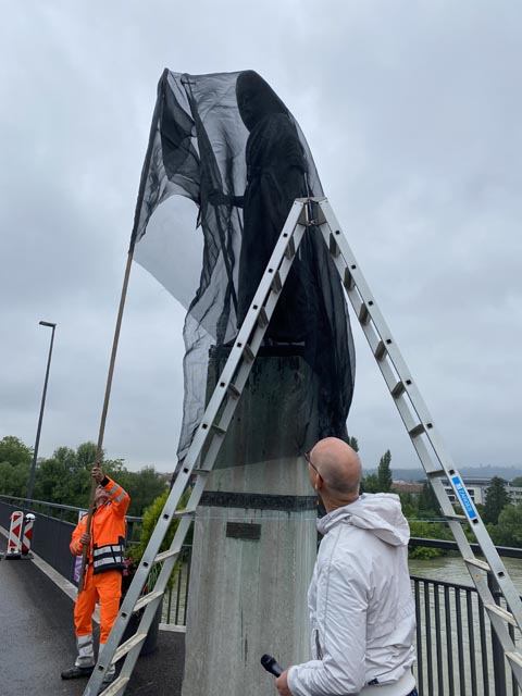 Der Heilige Fridolin steht wieder auf seinem Sockel und wurde am Montag enthüllt. Foto: Sonja Fasler