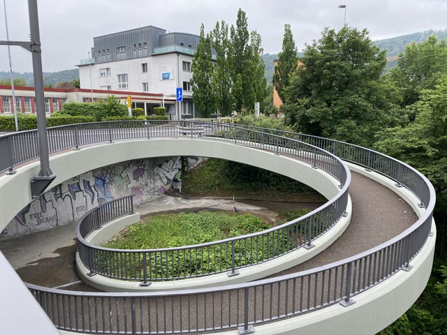 Eine der sanierten Spindelfussgängerrampen auf Steiner Seite. Foto: Sonja Fasler