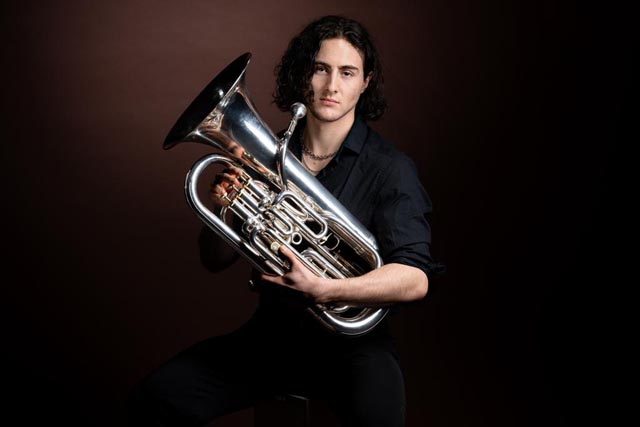 Der Rheinfelder Valerian Alfaré vertritt die Schweiz am «EYM» mit seinem Euphonium. Foto: zVg/srf