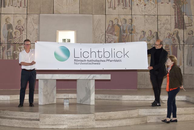 Feierliche Enthüllung des «Lichtblick Nordwestschweiz» durch Ivo Corvini, Landeskirchenratspräsident Basel-Landschaft, Luc Humbel, Kirchenratspräsident Aargau und Carla Sorato, Kirchenrätin der RKK Basel-Stadt. Foto: Roger Wehrli