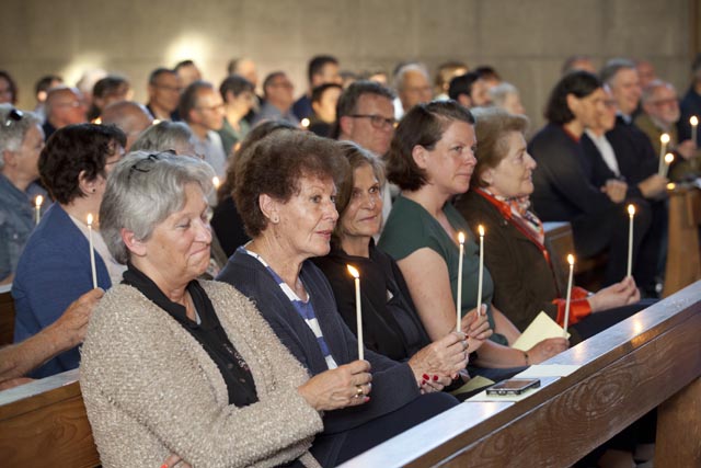 Mitglieder mit Kerzen.