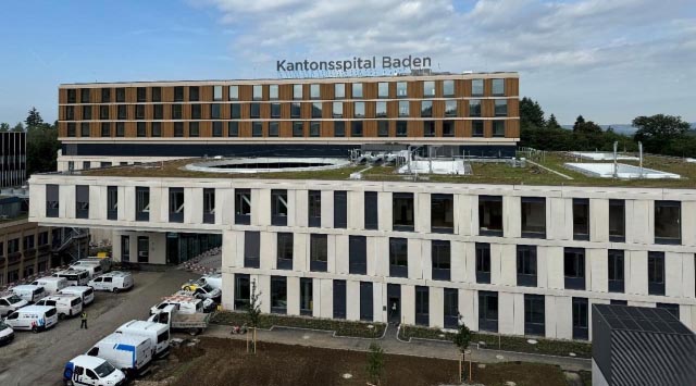 lick auf den KSB-Neubau mit dem Eingangsbereich und den drei Bettengeschossen (Holzfassade). Foto: ksb