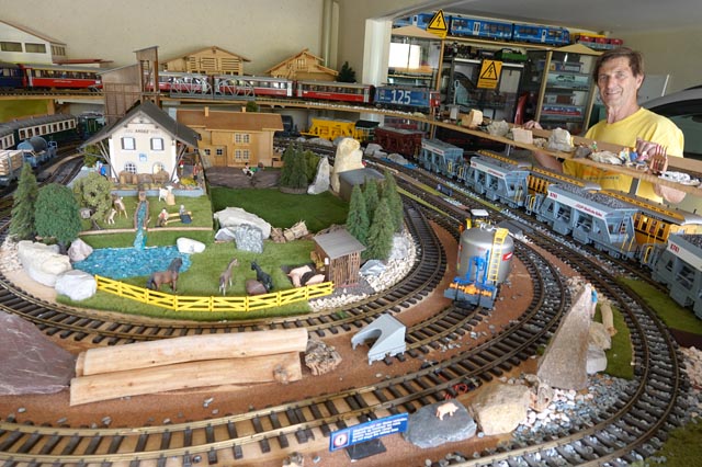 Arnold Soder mit seiner Modelleisenbahn am Tulpenweg. Foto: Peter Schütz