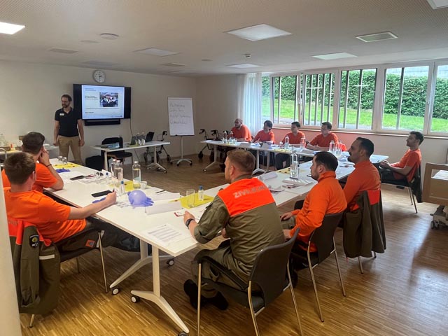 Boris Grumbt, Kursleiter des Aargauer Roten Kreuzes, an einer Schulung im Bereich Pflege für die Angehörigen der ZSO Oberes Fricktal im Juni 2024. Foto: zVg