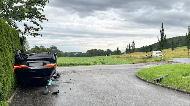 Wohlen: Auto landet nach Alkoholfahrt auf dem Dach